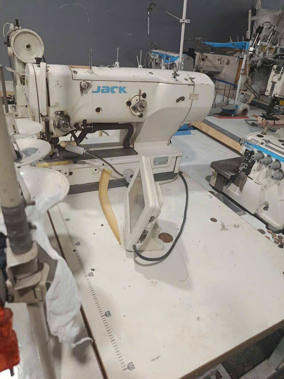 Máy may thùa khuy bằng jack điện tử